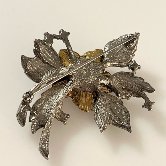 Vintage Avon Poinsettia with Rhinestone and Faux Pearl Accent Brooch Pin - Picture 11 of 16